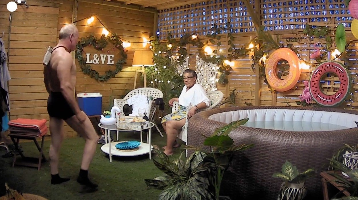 Antonio baila a Esmeralda en el apartado de 'First Dates'.