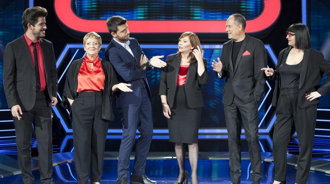 Los concursantes profesionales de 'El Cazador' con su presentador, en el centro. De izquierda a derecha, David Leo, Paz Herrera, el presentador Rodrigo Vázquez, Ruth de Andrés, Erundino Alonso y Lilit Manukyan