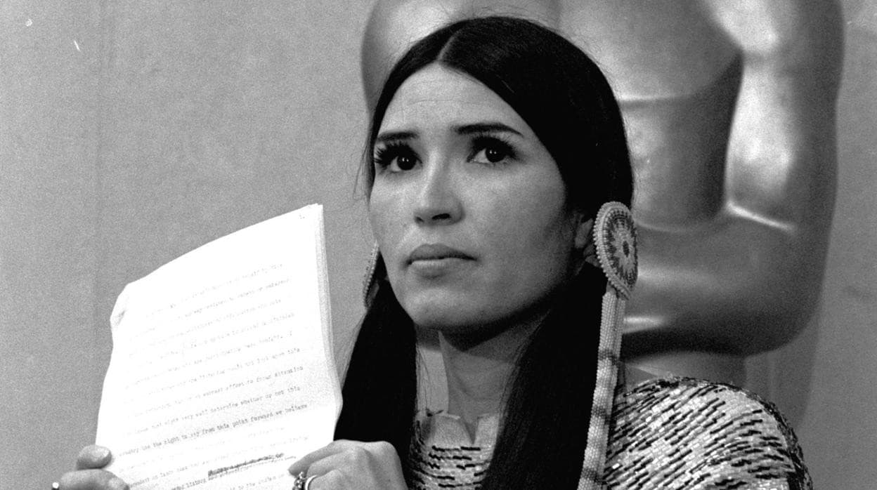 Sacheen Littlefeather apareció con un traje indígena en la ceremonia de los Oscars en 1973