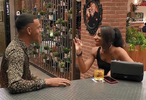 Los dos solteros durante su cita