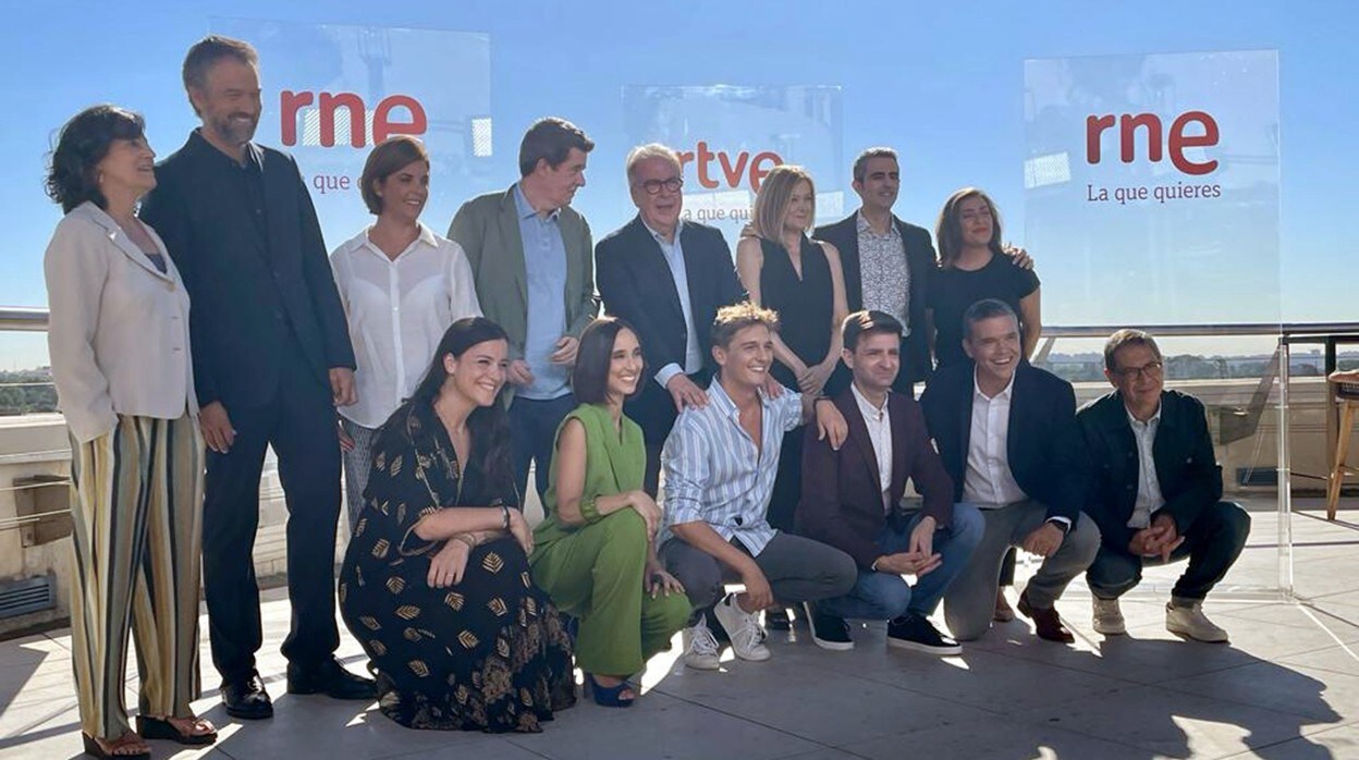 Foto de familia de los rostros (y sobre todo las voces) del equipo de Radio Nacional de España, en la azotea del Círculo de Bellas Artes de Madrid