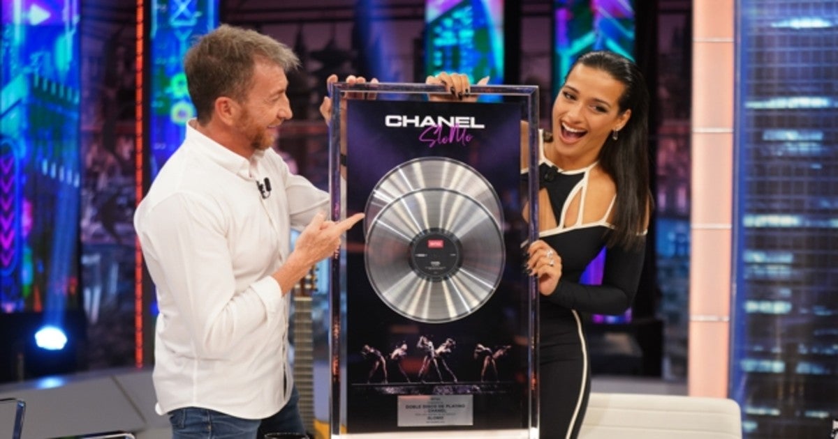 Pablo Motos entrega a Chanel el doble disco de platino por 'SloMo'