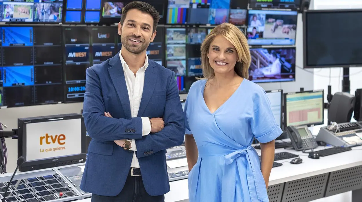 Marc Calderó y Lourdes Maldonado, presentadores de 'Hablando claro', nuevo programa de las mañanas de La 1