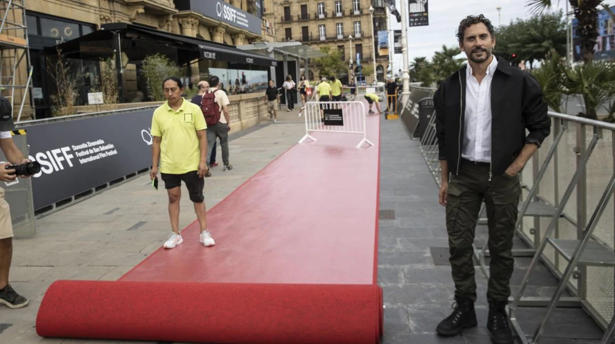 Paco León, ayer jueves, el primero en pisar la alfombra roja del Festival de San Sebastián