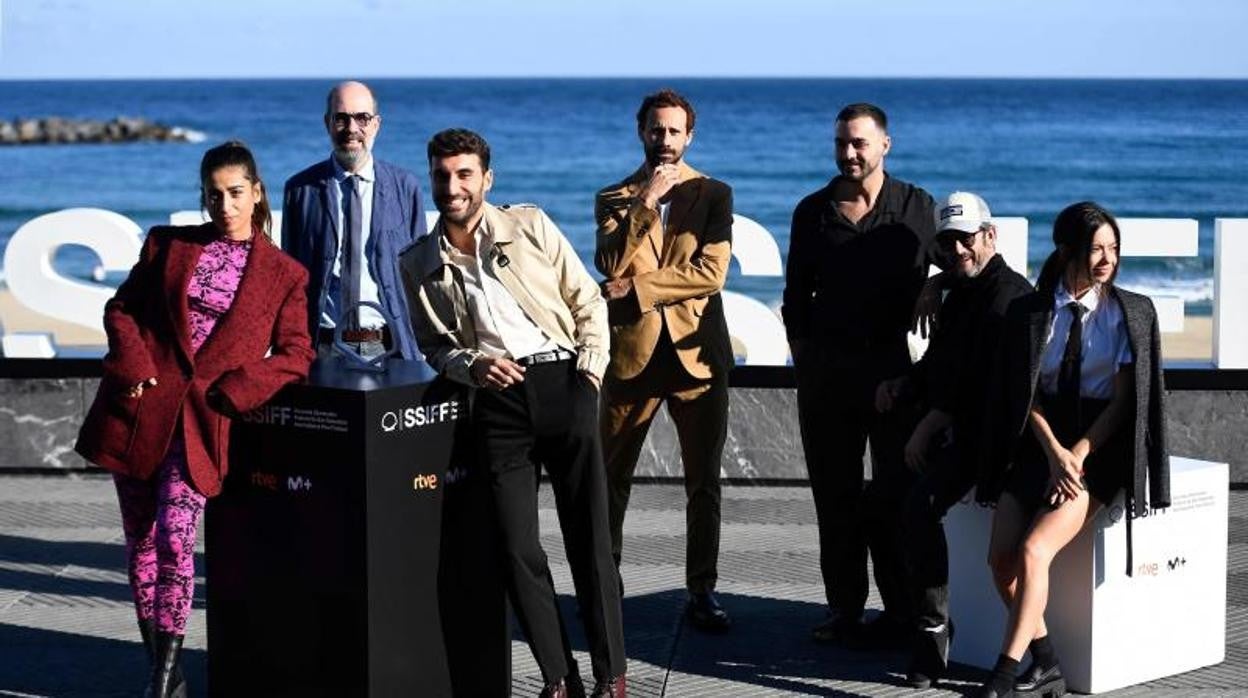 De izda a dcha, Carolina Yuste, Jaime Rosales, Lluis Marques, Oriol Pla, Quim Avila, Manolo Solo y Anna Castillo posan durante el photocall de la película 'Girasoles silvestres' en San Sebastián