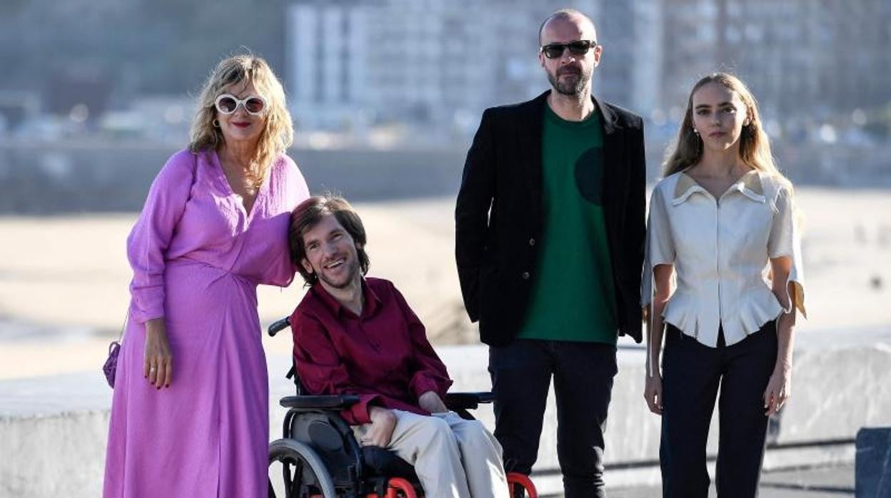 Los actores españoles, Telmo Irureta, Valeria Sorolla y Enma Suarez junto al director Fernando Franco en la presentación de ‘La consagración de la primavera’ en San Sebastián