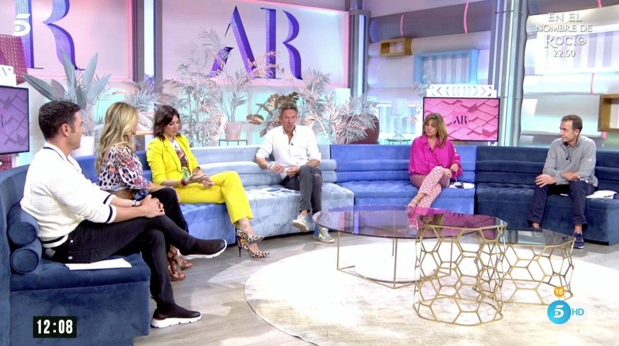 Joaquín Prat y Patricia Pardo, junto a los colaboradores d e'El programa de Ana Rosa'.