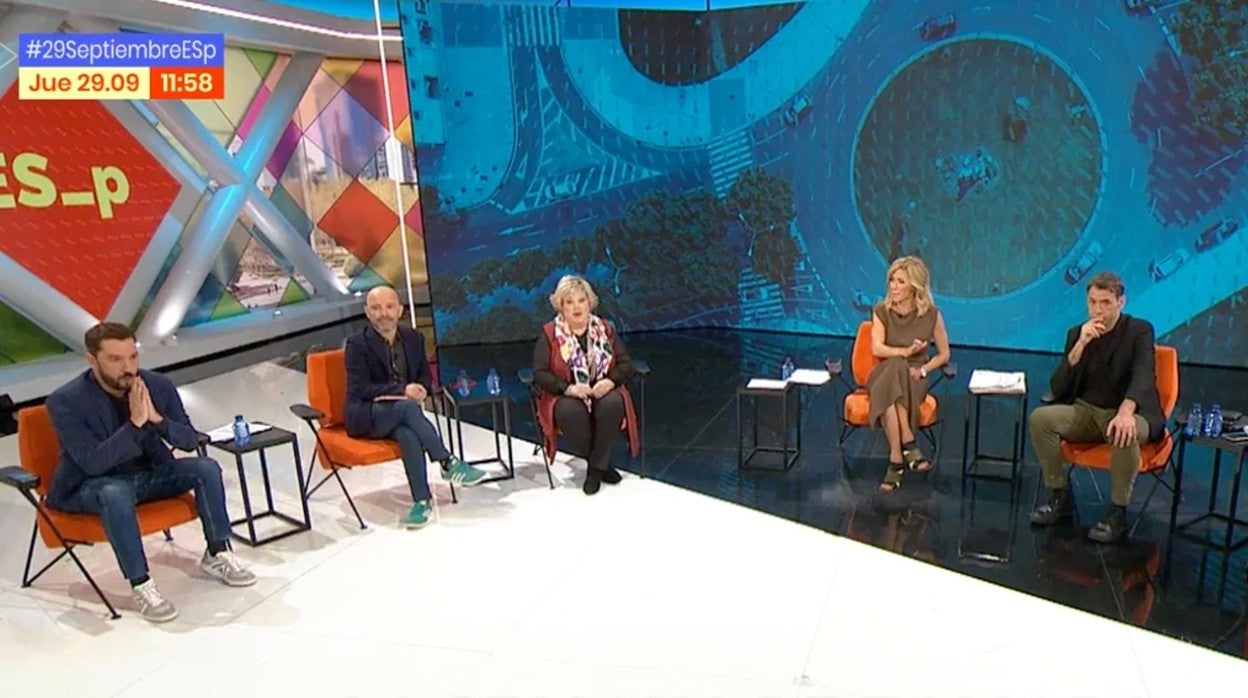 Susanna Griso, presentadora de 'Espejo Público', junto a un grupo de colaboradores.