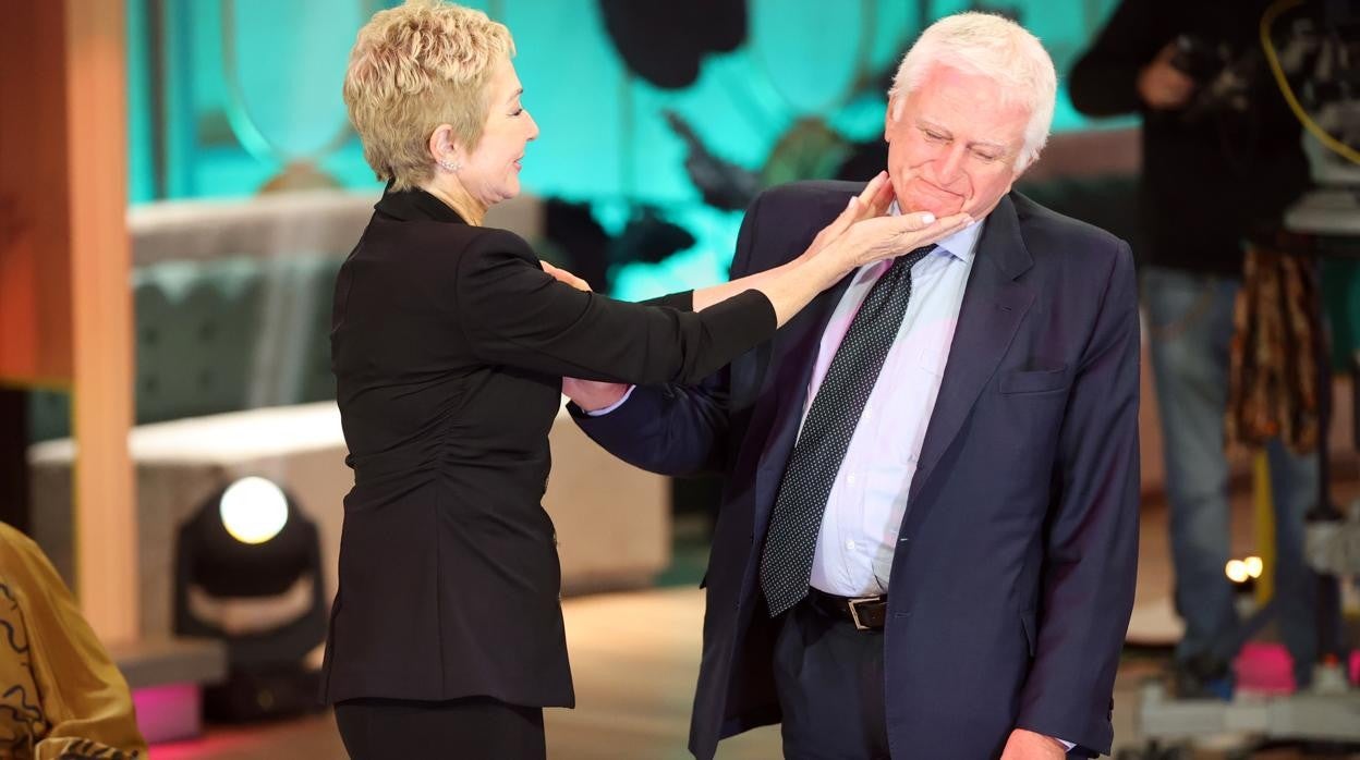 Ana Rosa da un gesto de cariño a Paolo Vasile el pasado lunes, la última aparición pública del consejero de Mediaset