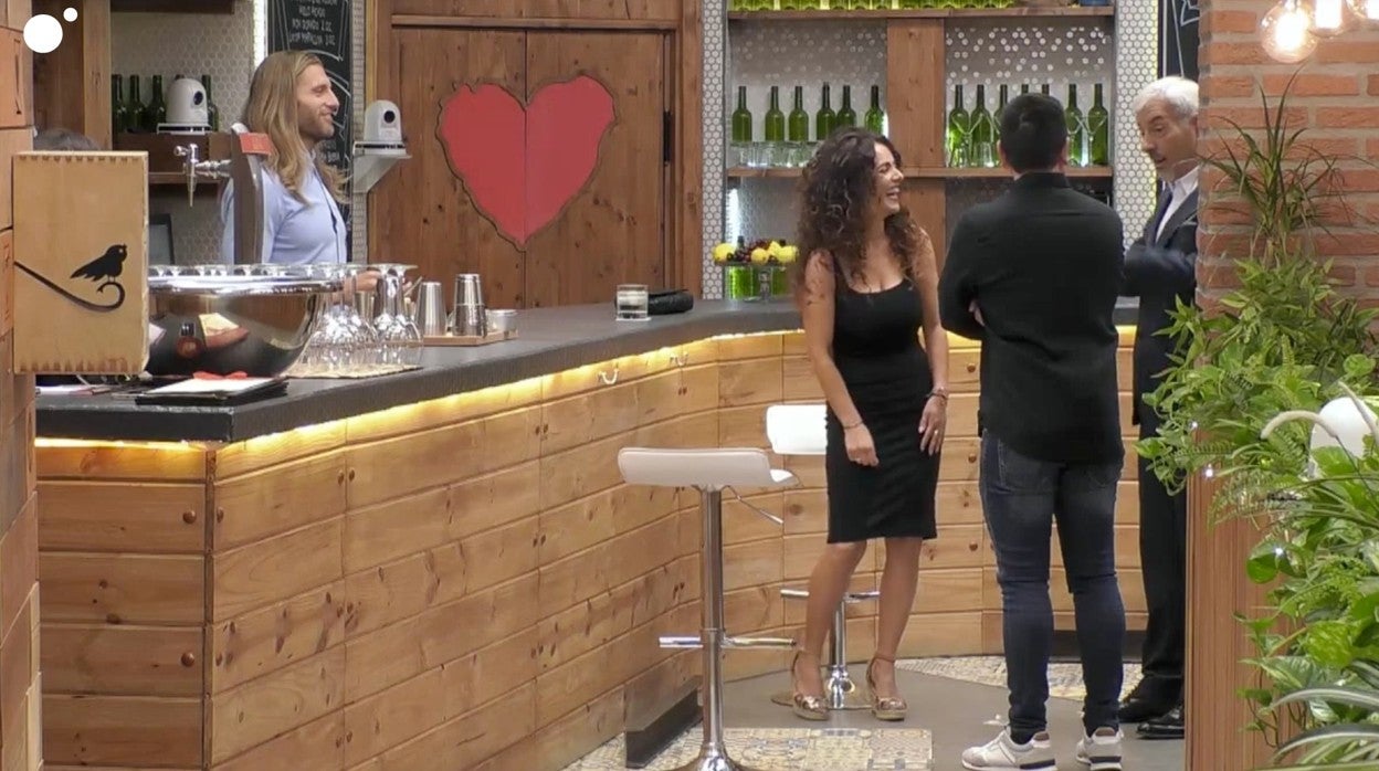 Carlos Sobera, presentador de 'First Dates', junto a los solteros.