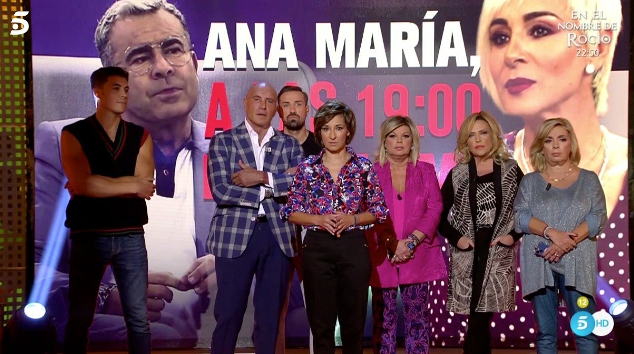 Adela González, presentadora de 'Sálvame', junto a sus colaboradores.