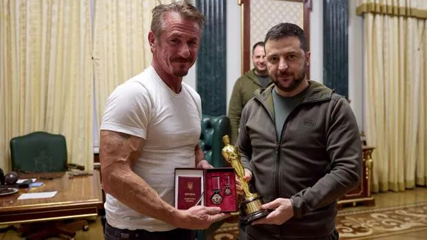 Sean Penn presta uno de sus Oscar a Zelenski hasta que gane la guerra en Ucrania