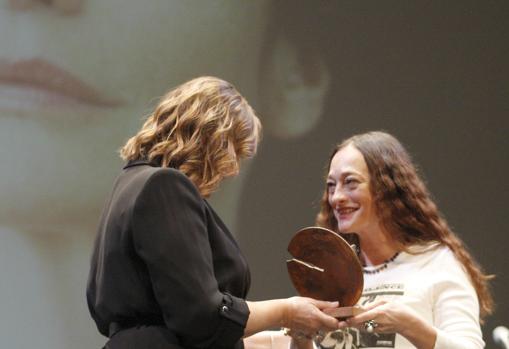 La actriz rumana Elina Löwensohn recoge el Premio de Honor del Festival Internacional de Cine de Gijón