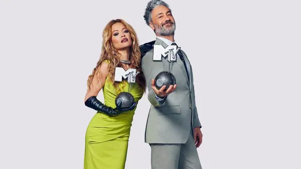 Rita Ora y Taika Waititi presentan la MTV Emas 2022