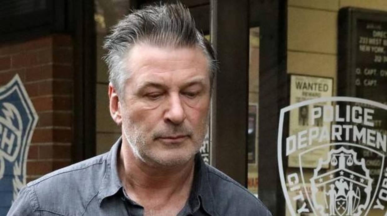 Alec Baldwin, a la salida del departamento de Policía de Nueva York