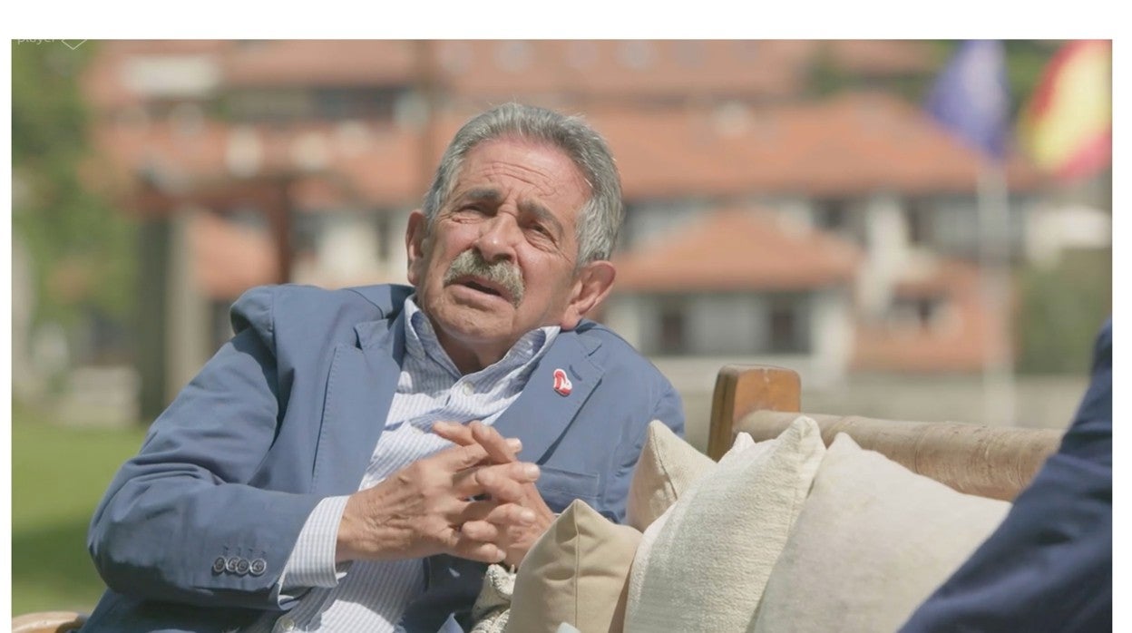 Miguel Ángel Revilla charlando con Joaquín Sánchez