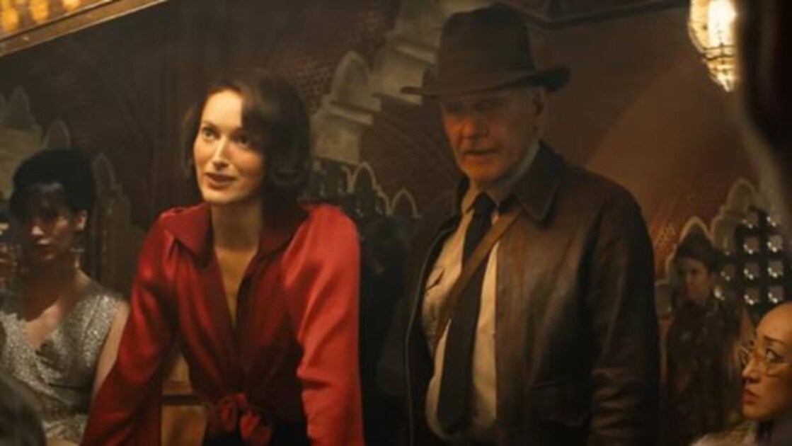 Phoebe Waller-Bridge y Harrison Ford, en una escena de 'Indiana Jones y la llamada del Destino'