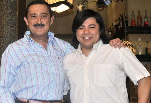 Mariano Peña y Óscar Reyes, en el 'set' de rodaje de la serie 'Aída'