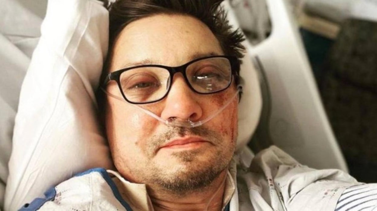 El actor Jeremy Renner, durante su ingreso en el hospital.