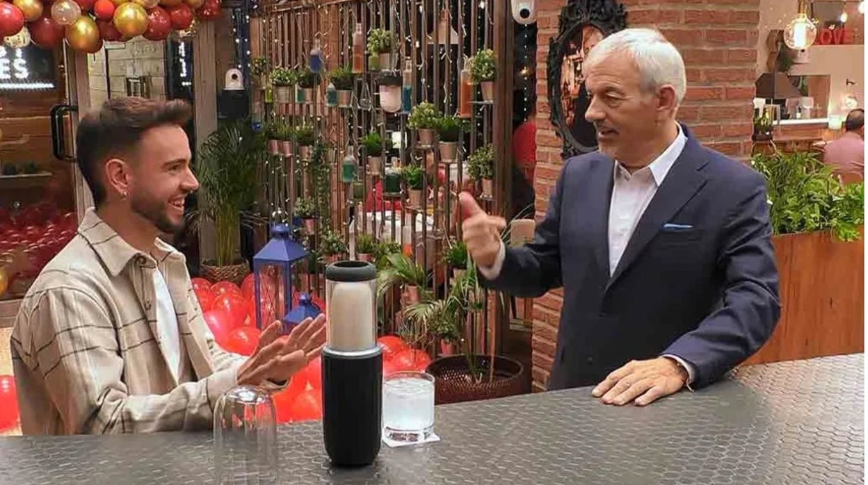 Carlos Sobera, junto a Iker en 'First Dates'.