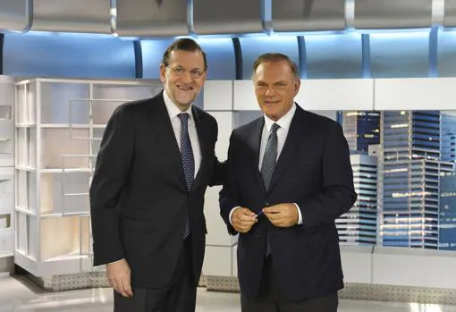 Mariano Rajoy y Pedro Piqueras, en Informativos Telecinco