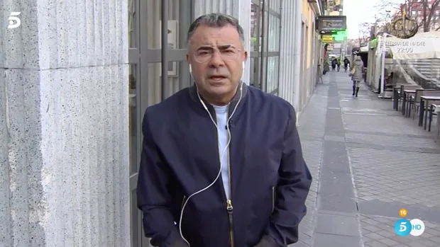 Jorge Javier Vázquez la lía con su reportaje a pie de calle para 'Sálvame': «¡Vaya pechos!»