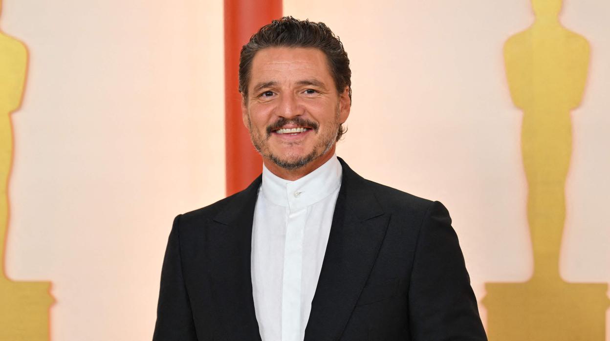 El actor Pedro Pascal posa sobre la alfombra de los Premios Oscar 2023