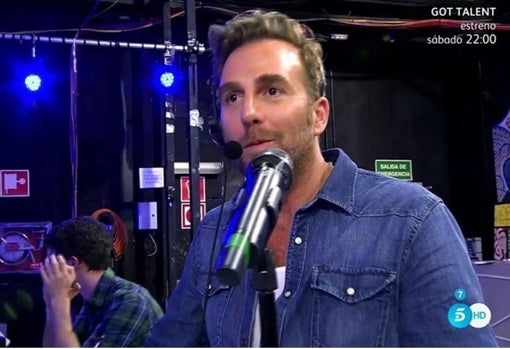 Raúl Prieto, director de 'Sálvame', da instrucciones en el programa.