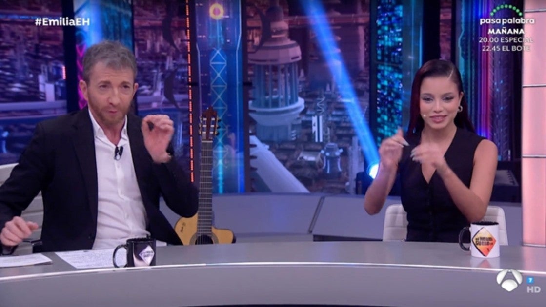 Pablo Motos junto a la cantante argentina Emilia Mernes