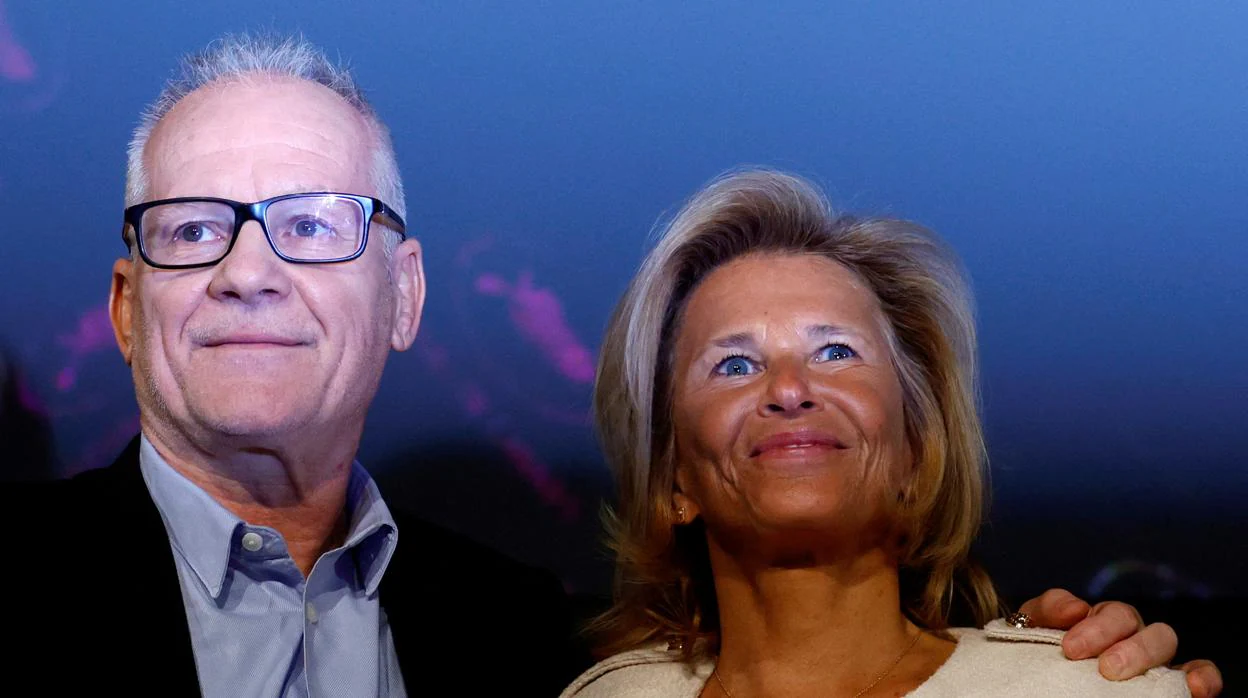 El delegado general de Cannes, Thierry Fremaux, junto a la presidenta del certamen, Iris Knobloch, este jueves, durante la presentación de la edición de 2023
