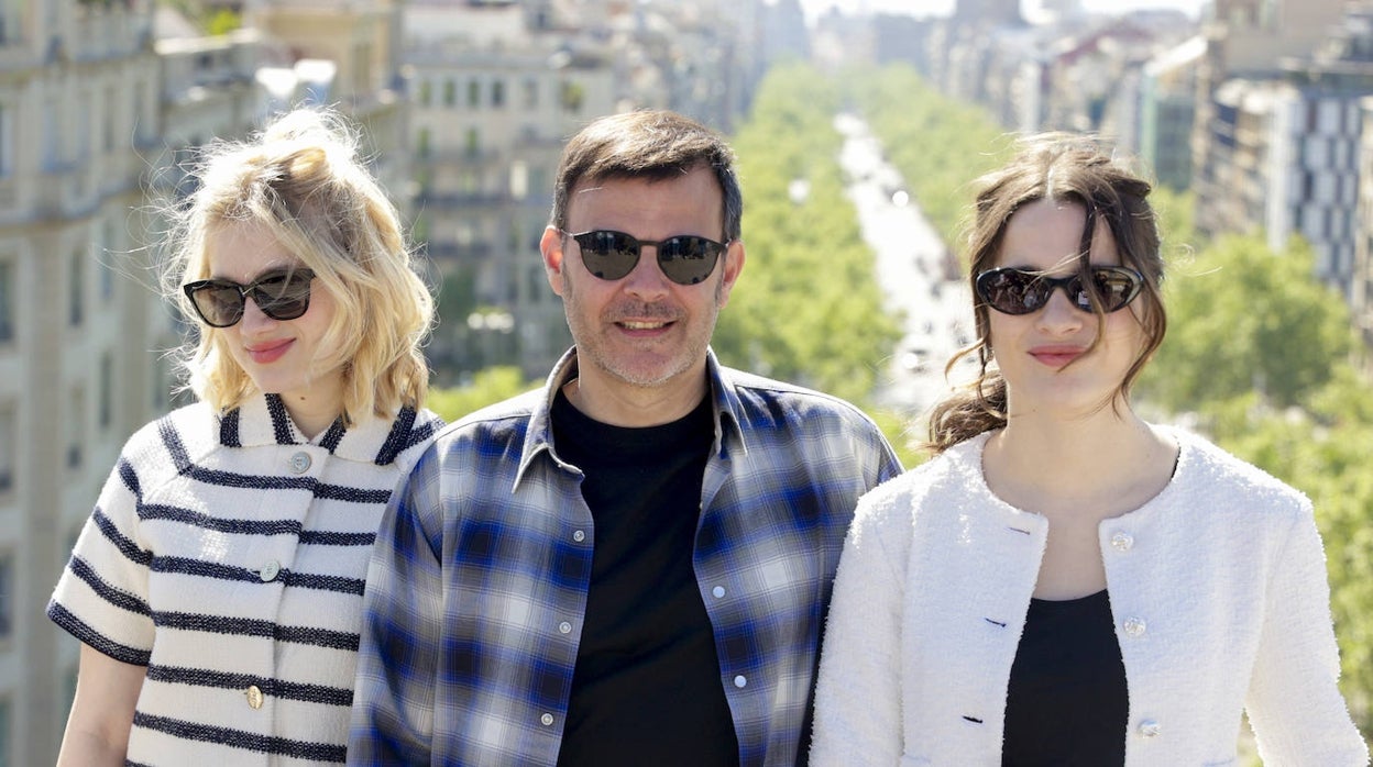 El director François Ozon, junto a las actrices Nadia Tereskiewicz (i) y Rebecca Marder (d)