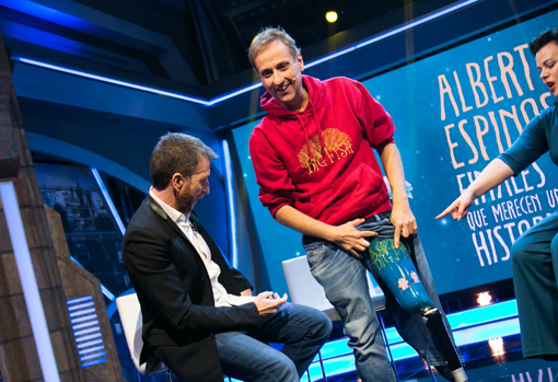 Albert Espinosa muestra su pierna en 'El Hormiguero'
