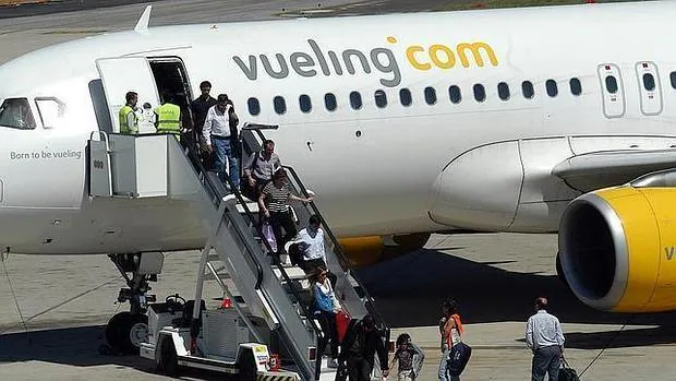 Pasajeros del vuelo de Barcelona a su llegada a la terminal de Jerez