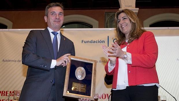 González Mazo recoge el premio de manos de Susana Díaz