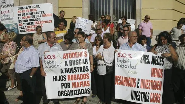 Manifestación del colectivo SOS Bebés Robados de Cádiz
