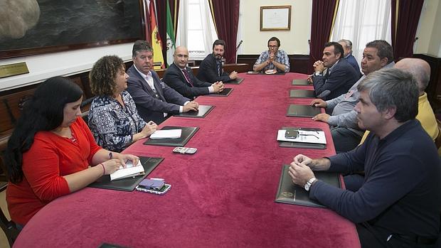 Los tres concejales, con los representantes de propietarios