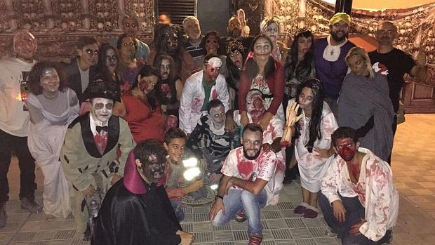 Vecinos de Fuente del Rey en la fiesta de Halloween