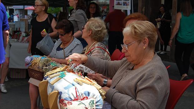 Las encajeras de bolillos de Dos Hermanas salen a la calle