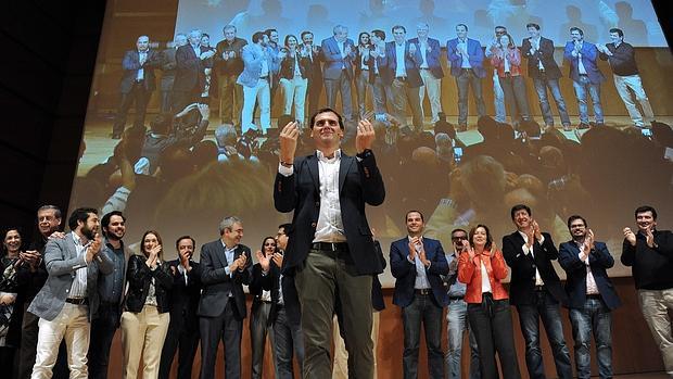 Albert Rivera saluda a los asistentes al finalizar el acto.