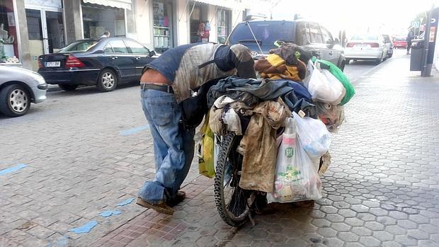 El vagabundo que recorre en bici Utrera y su comarca