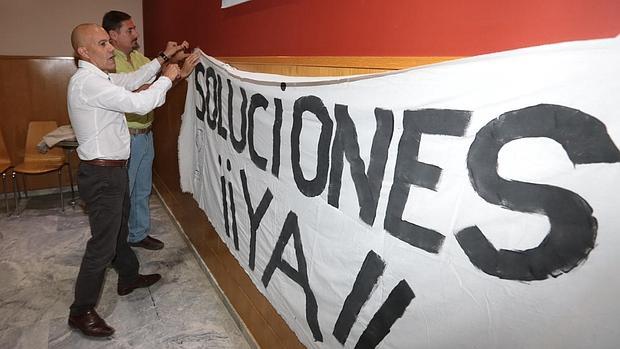 Dos de los trabajadores de la Escuela de Hostelería, durante el encierro del pasado miércoles.