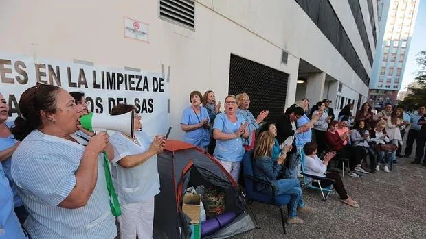 Las trabajadoras protestan ante la entrada del centro