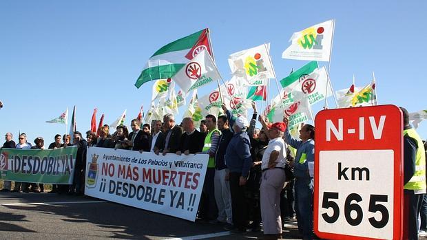 Manifestación en 2012 para pedir el desdoble de la N-IV a su paso por Los Palacios