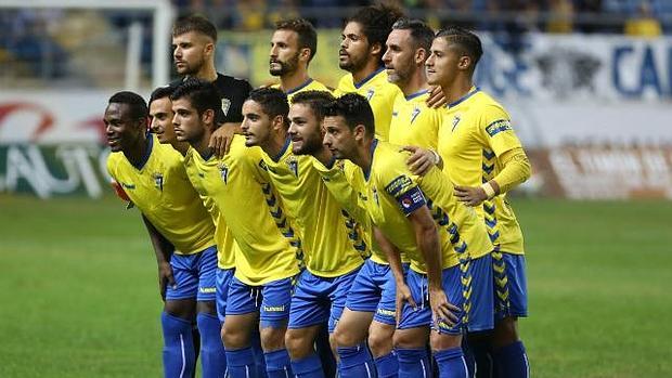 Los jugadores del Cádiz CF portarán brazaletes negros por los atentados de París