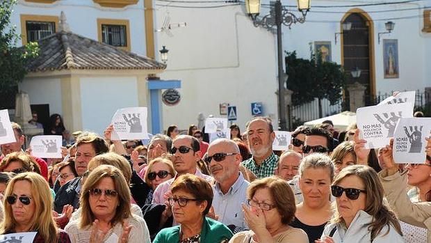 Concentración en repulsa del asesinato de una vecina de Marchena