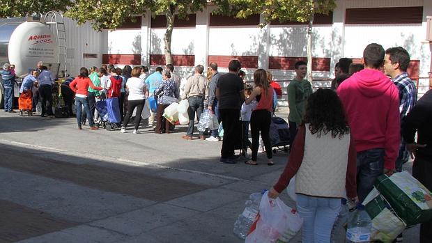 Los vecinos están siendo abastecidos con camiones cisternas