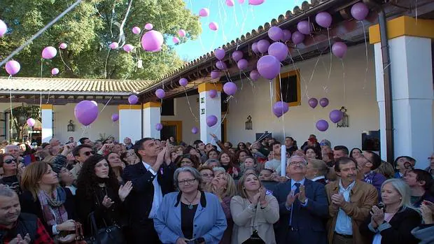 Momento en el que los dirigentes socialistas soltaron los globos en recuerdo a las víctimas de violencia de género