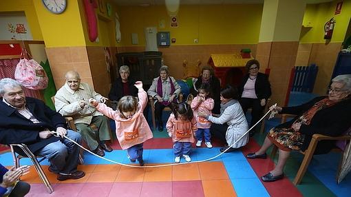 Niños y ancianos se dan la mano en una experiencia educativa que no conoce edades