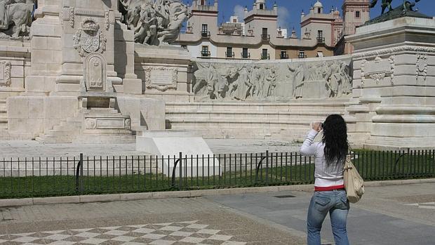 Pebetero apagado en la Plaza de España de Cádiz