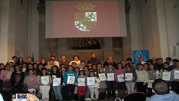 Foto de familia tras la finalización de la entrega de documentación a los representantes escolares